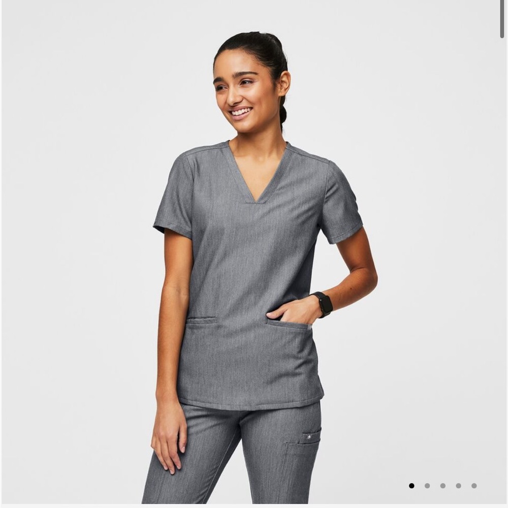 FIGS Casma Three-Pocket Scrub top in graphite SIZE SMALL